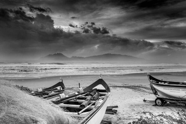 Foto preto e branco de canoas de pesca da tainha na praia do Campeche