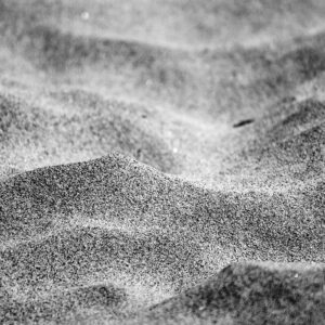 Foto preto e branco detalhe grãos de areia