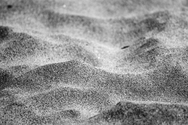 Foto preto e branco detalhe grãos de areia